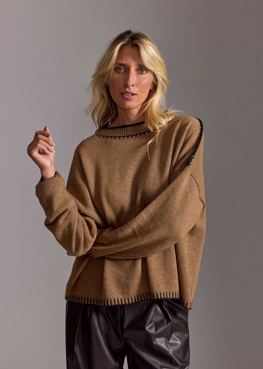 PULL COURT BRODÉ ULMA CARAMEL