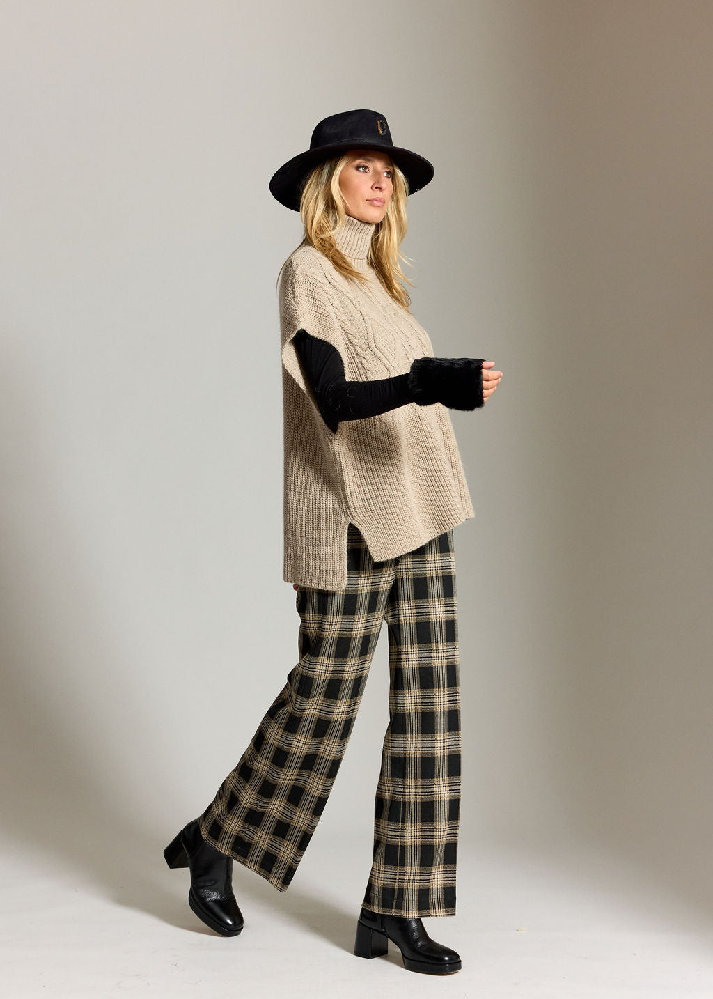 PONCHO AMPLE A COL ROULÉ SARINA SABLE