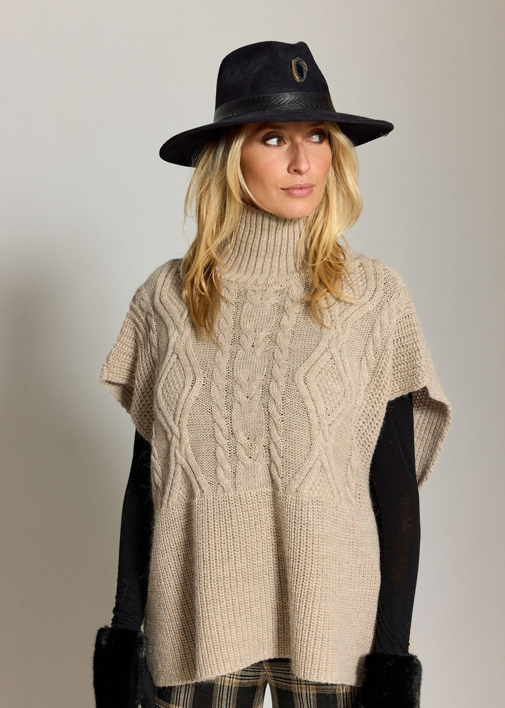 PONCHO AMPLE A COL ROULÉ SARINA SABLE