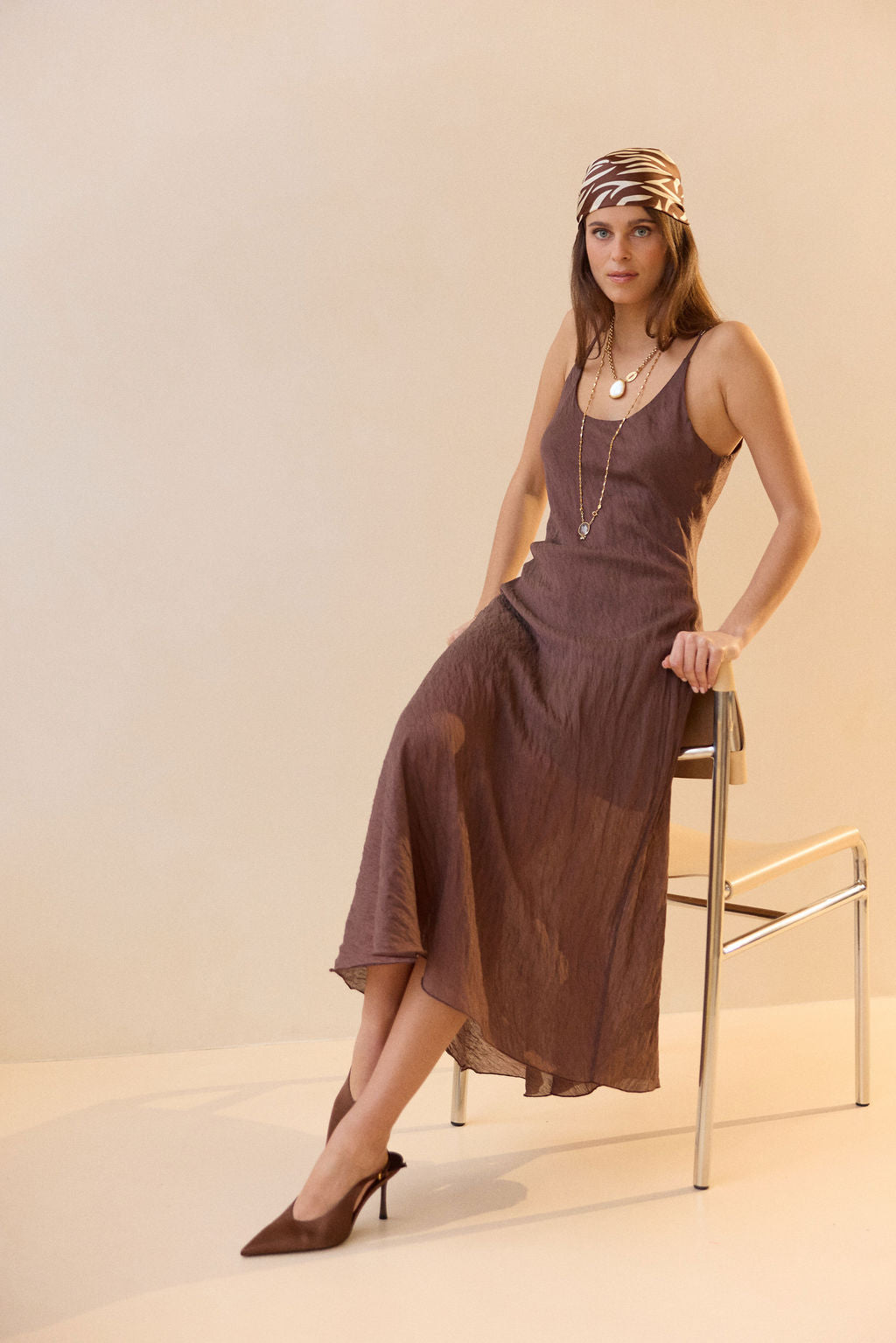 ROBE À FINES BRETELLES EN LYOCELL GAUFRÉ ZUMI CAFÉ