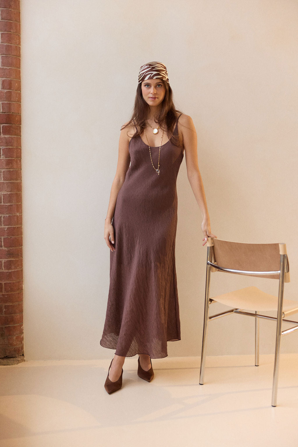 ROBE À FINES BRETELLES EN LYOCELL GAUFRÉ ZUMI CAFÉ