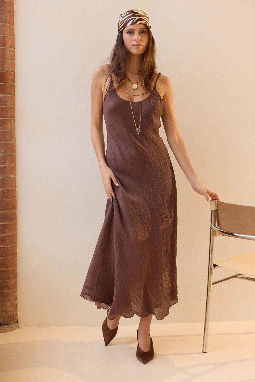 ROBE À FINES BRETELLES EN LYOCELL GAUFRÉ ZUMI CAFÉ