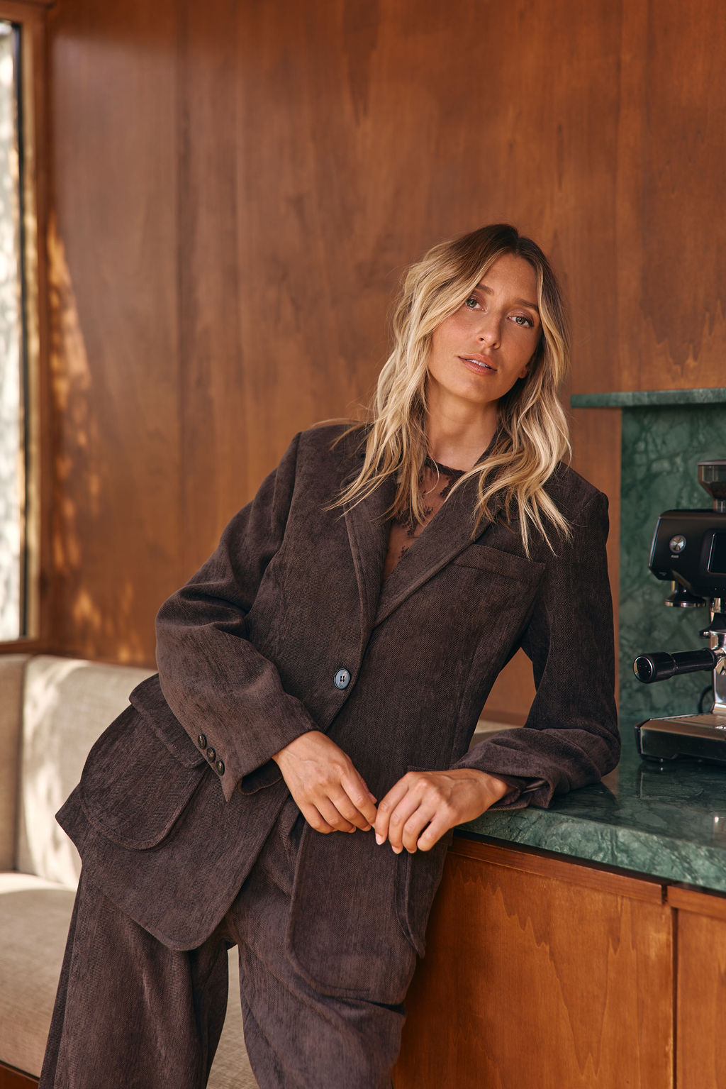 VESTE BLAZER EN VELOURS FLUIDE LEONA CAFE