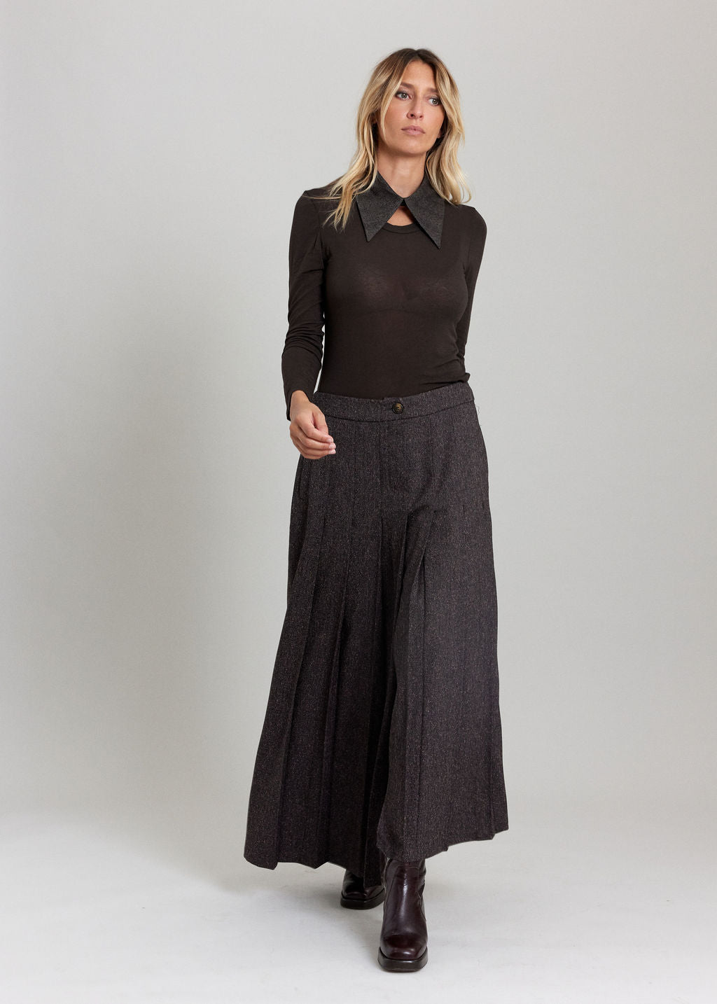 JUPE MIDI À PLIS ASYMÉTRIQUES COVE ESPRESSO