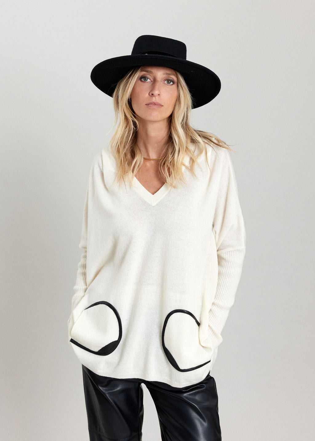 PULL A CAPUCHE CACHEMIRE ELMA ECRU
