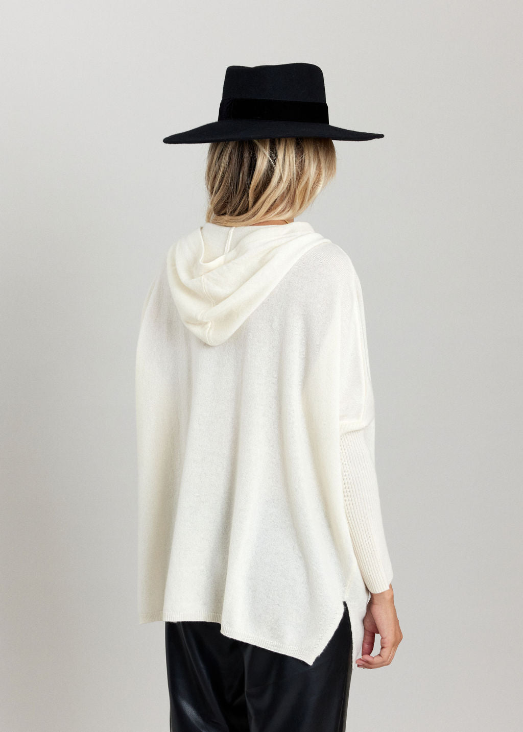 PULL A CAPUCHE CACHEMIRE ELMA ECRU
