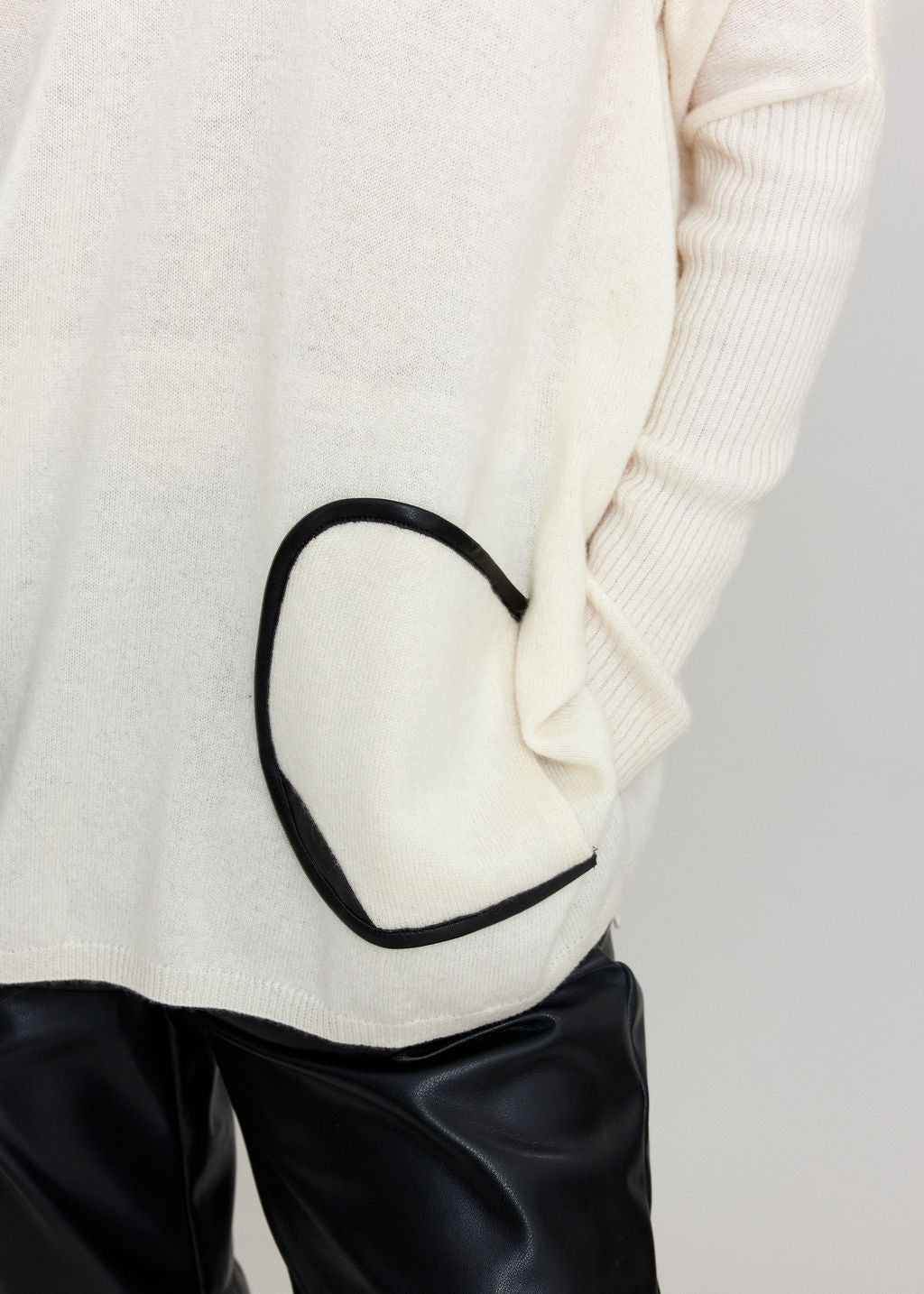 PULL A CAPUCHE CACHEMIRE ELMA ECRU