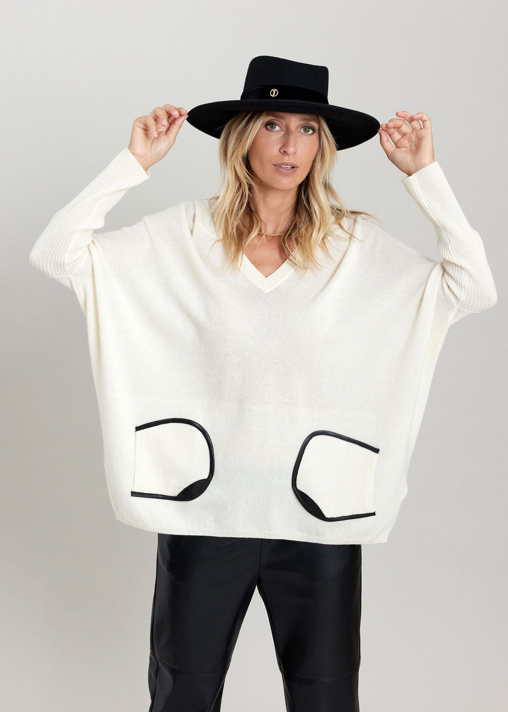 PULL A CAPUCHE CACHEMIRE ELMA ECRU
