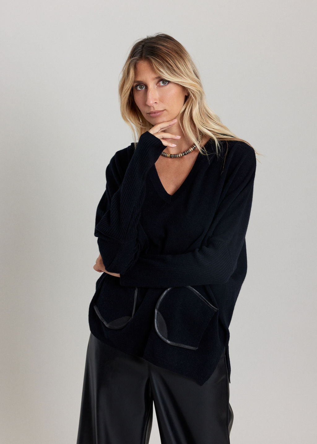 PULL A CAPUCHE CACHEMIRE ELMA NOIR