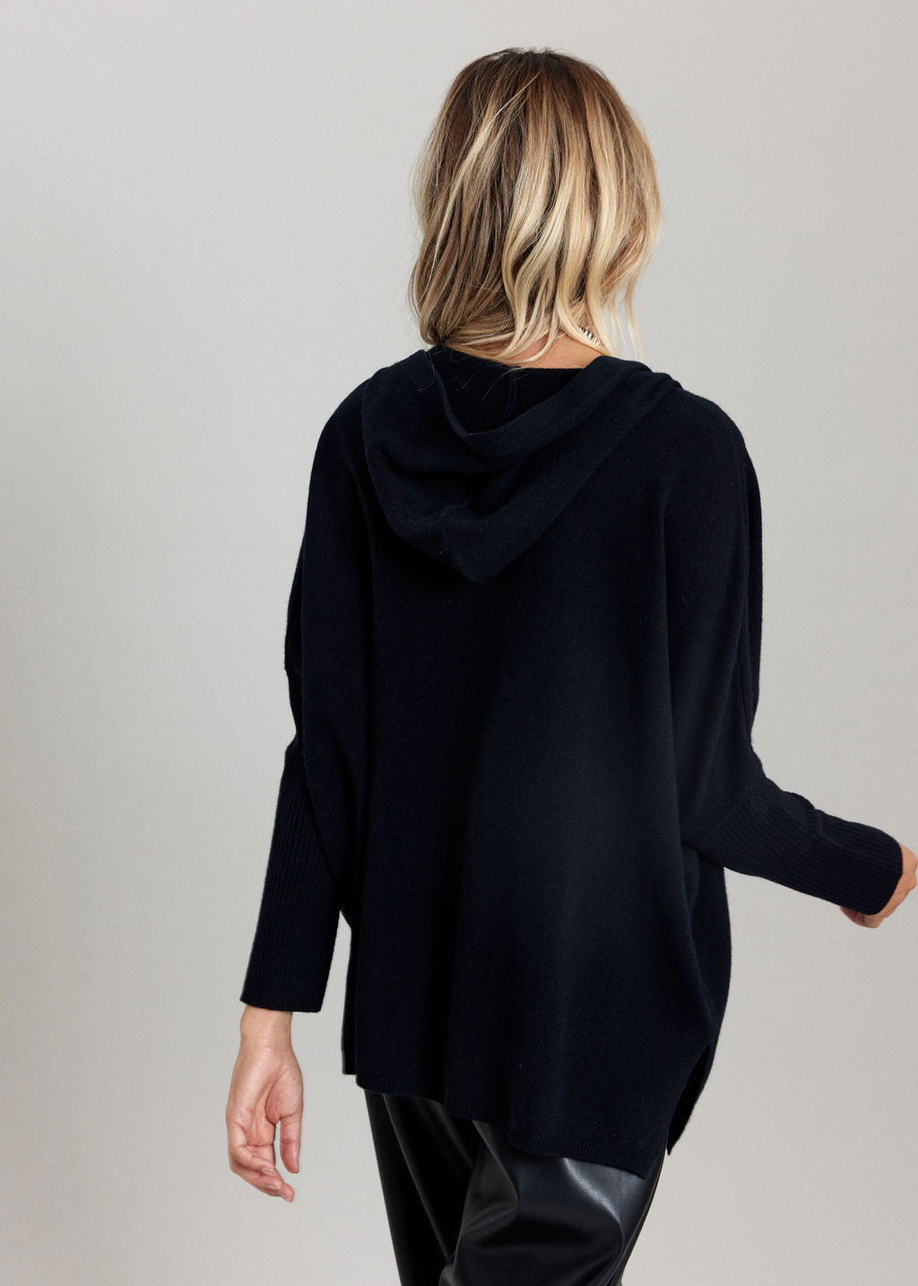 PULL A CAPUCHE CACHEMIRE ELMA NOIR