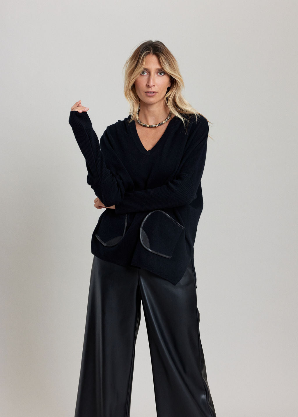 PULL A CAPUCHE CACHEMIRE ELMA NOIR