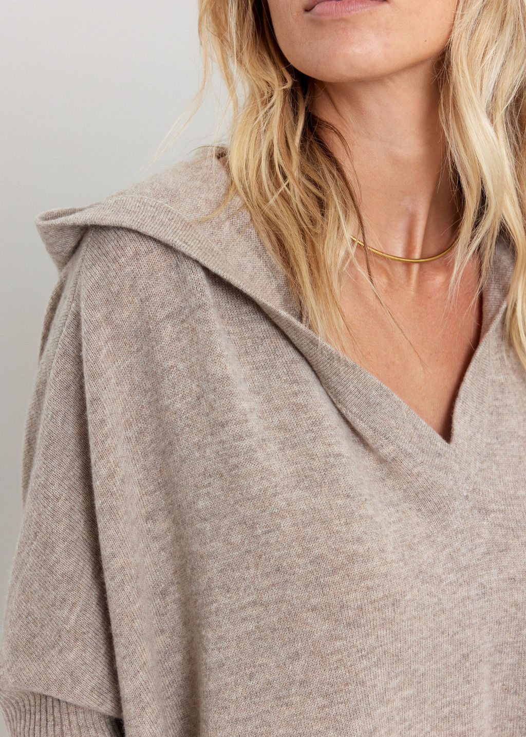 PULL A CAPUCHE CACHEMIRE ELMA TAUPE