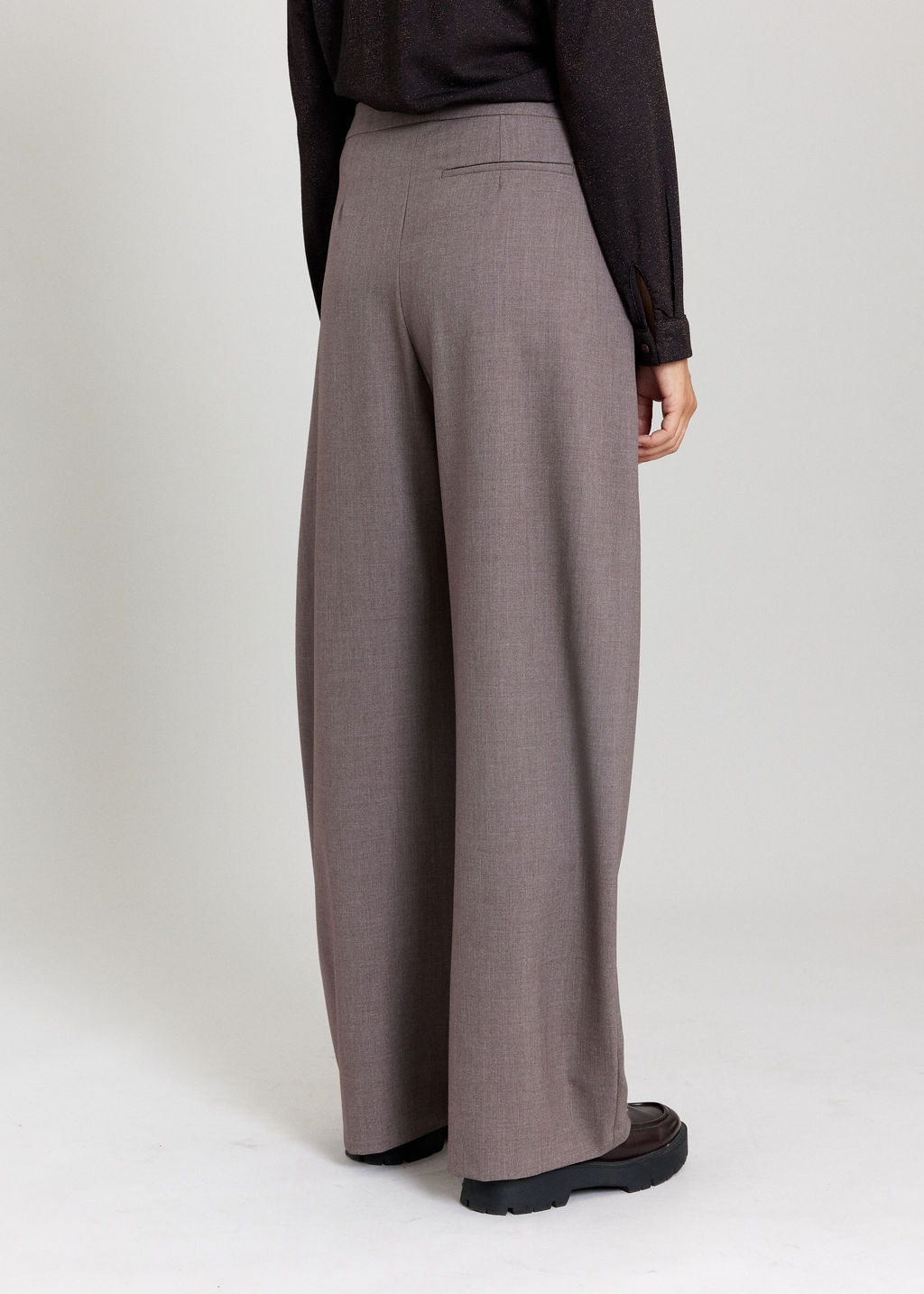 PANTALON LONG À LA COUPE SOUPLE LISY TAUPE