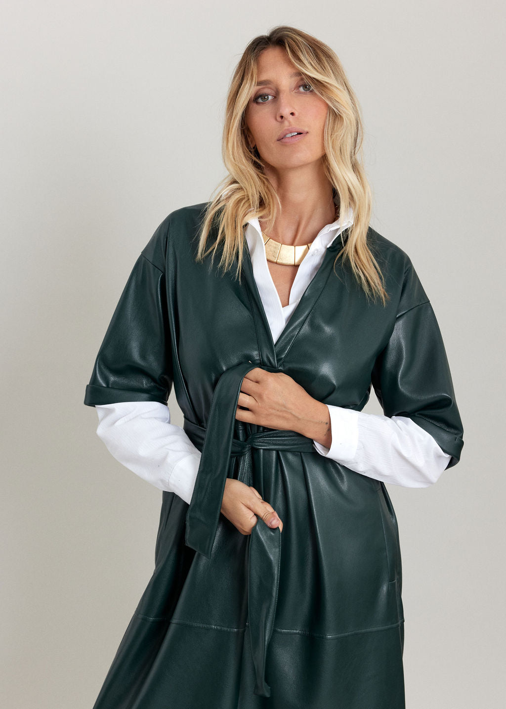 ROBE MIDI EN SIMILI CUIR À LA COUPE STRUCTURÉE ELSA FOREST