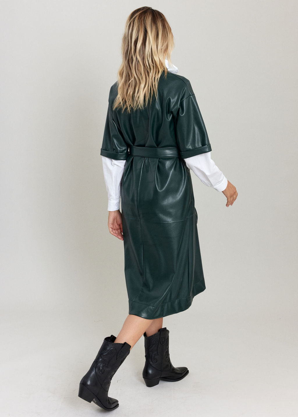 ROBE MIDI EN SIMILI CUIR À LA COUPE STRUCTURÉE ELSA FOREST