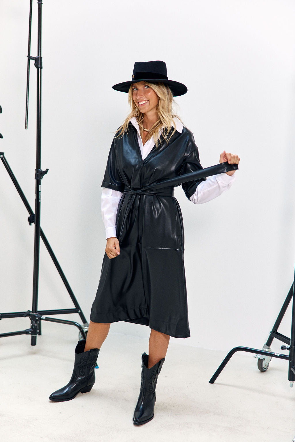 ROBE MIDI EN SIMILI CUIR À LA COUPE STRUCTURÉE ELSA NOIR