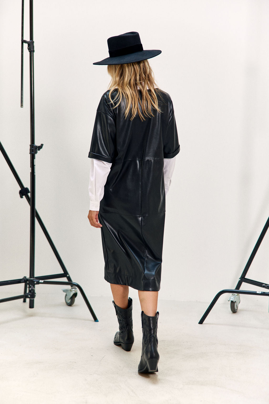ROBE MIDI EN SIMILI CUIR À LA COUPE STRUCTURÉE ELSA NOIR