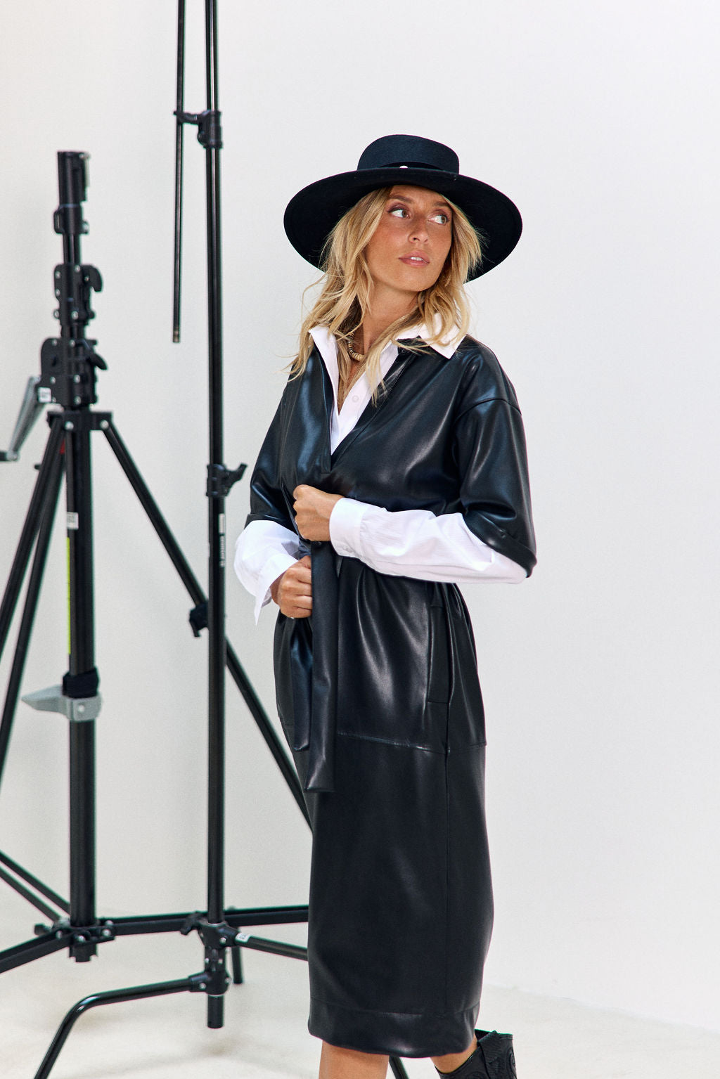 ROBE MIDI EN SIMILI CUIR À LA COUPE STRUCTURÉE ELSA NOIR