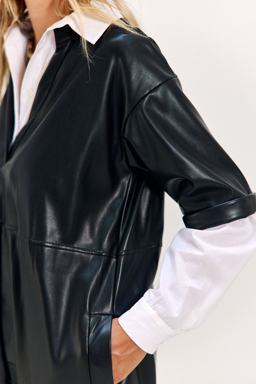 ROBE MIDI EN SIMILI CUIR À LA COUPE STRUCTURÉE ELSA NOIR