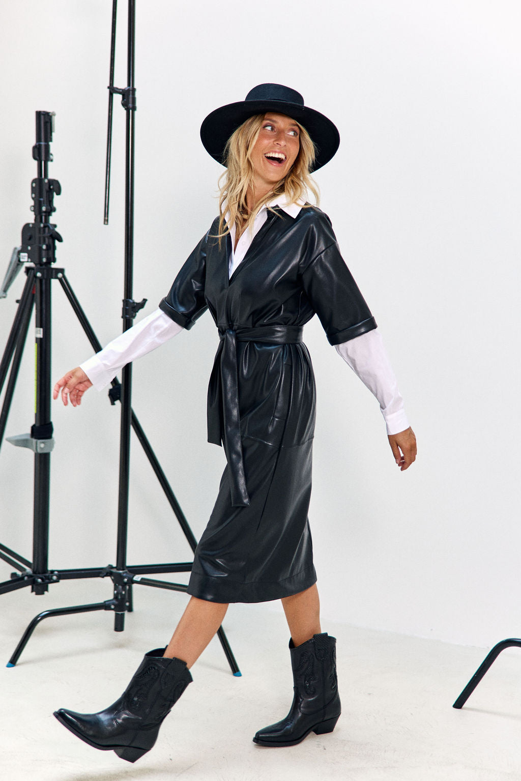 ROBE MIDI EN SIMILI CUIR À LA COUPE STRUCTURÉE ELSA NOIR