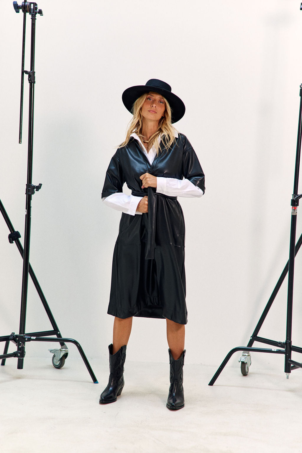 ROBE MIDI EN SIMILI CUIR À LA COUPE STRUCTURÉE ELSA NOIR