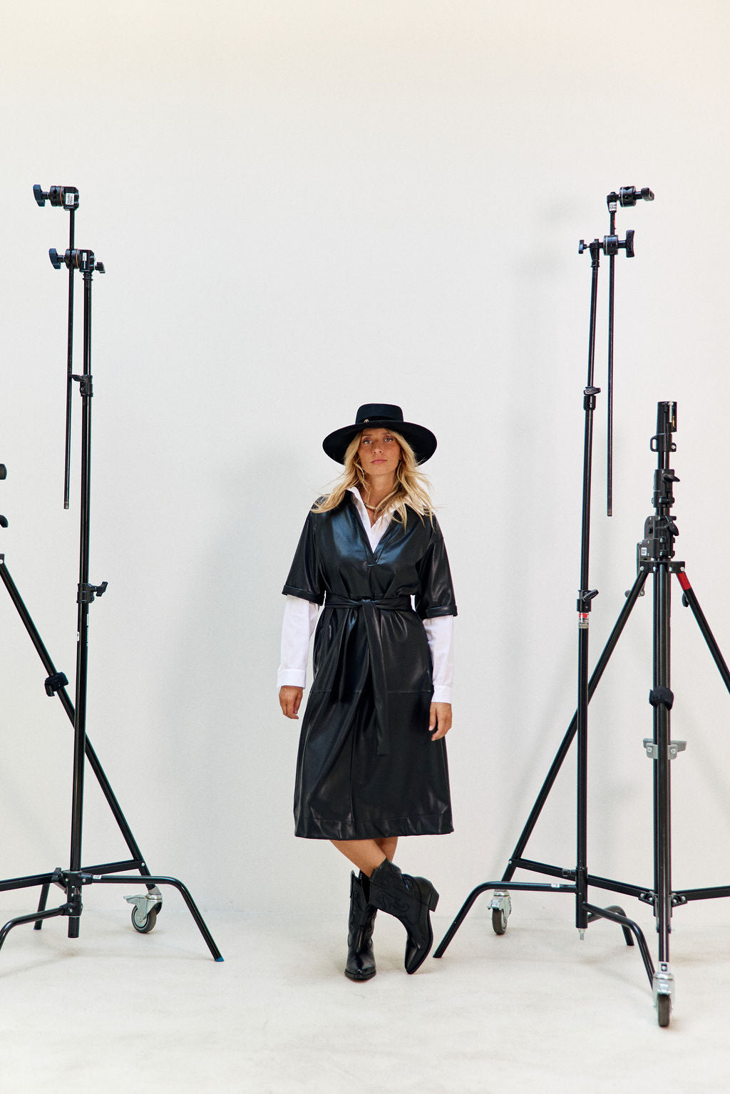 ROBE MIDI EN SIMILI CUIR À LA COUPE STRUCTURÉE ELSA NOIR