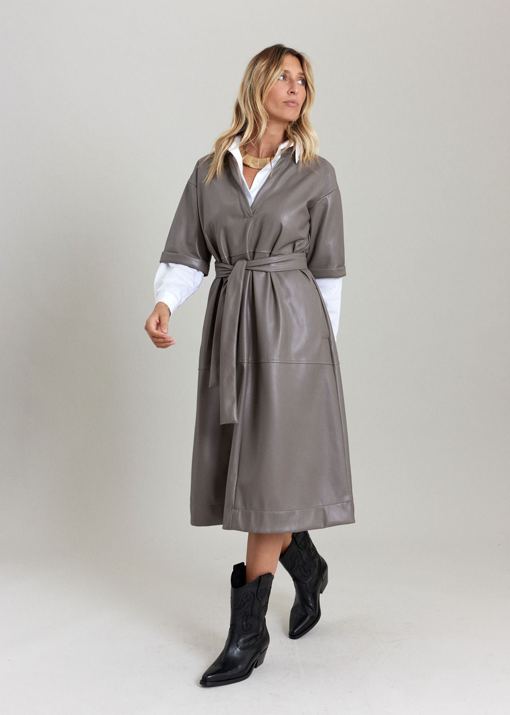 ROBE MIDI EN SIMILI CUIR À LA COUPE STRUCTURÉE ELSA TAUPE