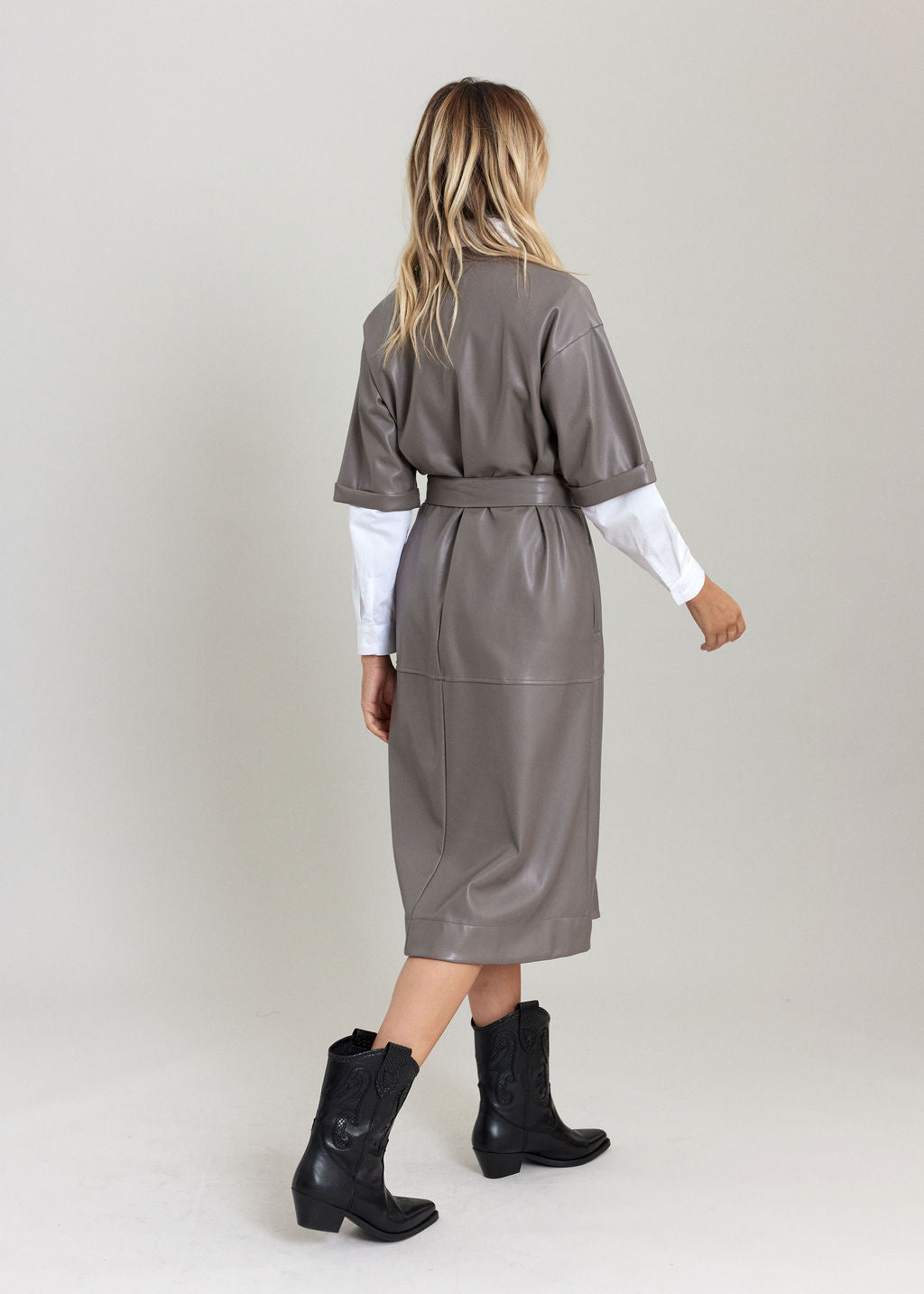ROBE MIDI EN SIMILI CUIR À LA COUPE STRUCTURÉE ELSA TAUPE