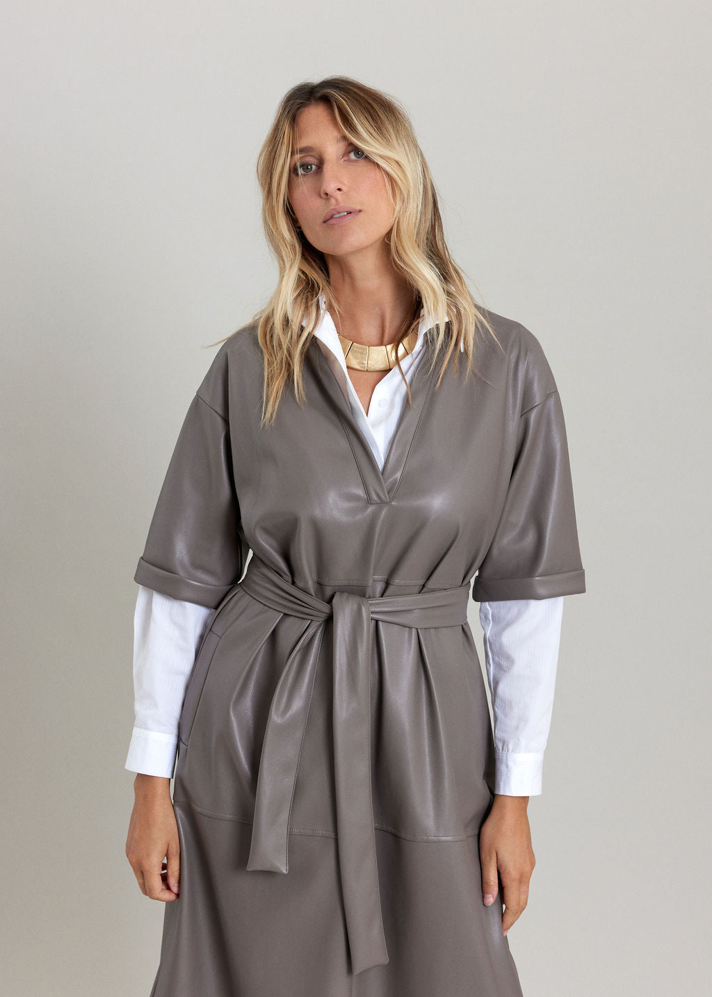 ROBE MIDI EN SIMILI CUIR À LA COUPE STRUCTURÉE ELSA TAUPE