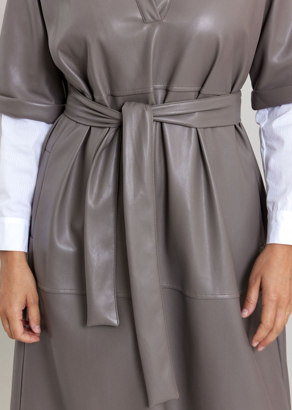 ROBE MIDI EN SIMILI CUIR À LA COUPE STRUCTURÉE ELSA TAUPE