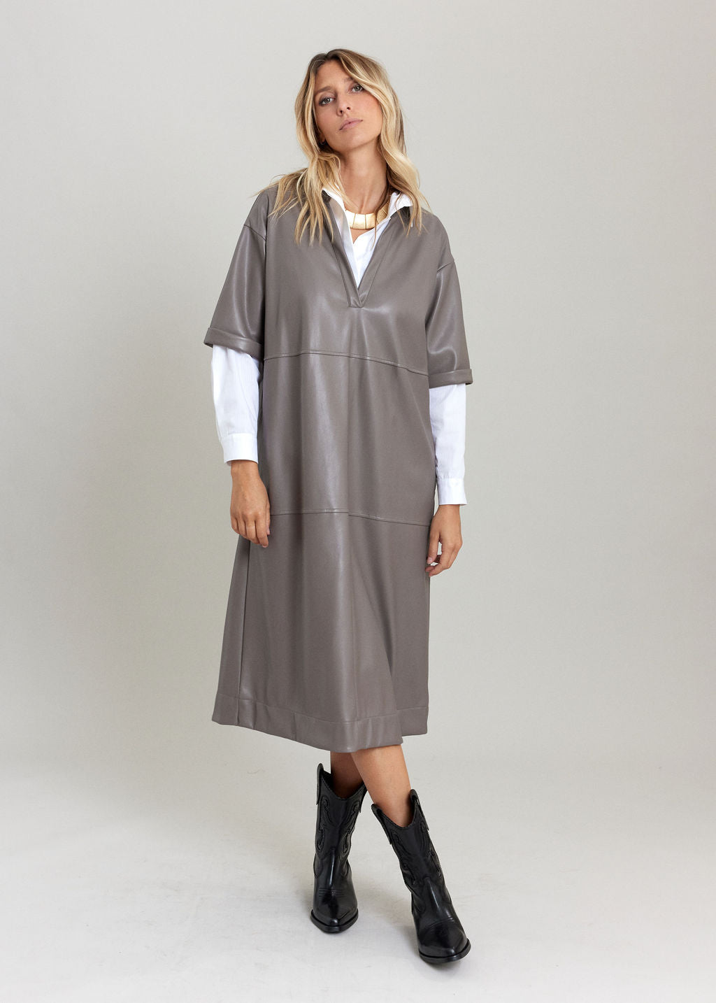ROBE MIDI EN SIMILI CUIR À LA COUPE STRUCTURÉE ELSA TAUPE