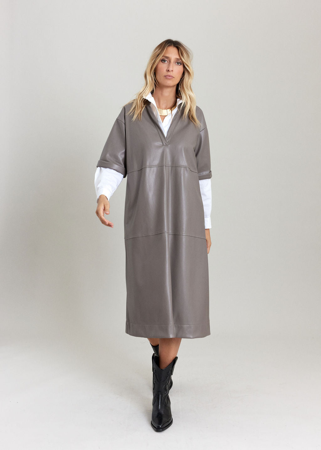 ROBE MIDI EN SIMILI CUIR À LA COUPE STRUCTURÉE ELSA TAUPE