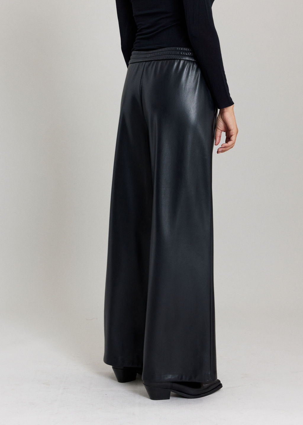 MAY 7/8 FAUX LEATHER TROUSERS BLACK