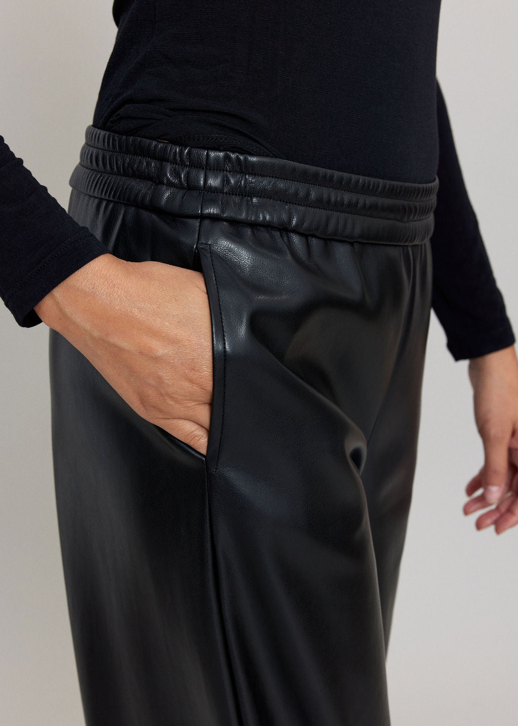 MAY 7/8 FAUX LEATHER TROUSERS BLACK