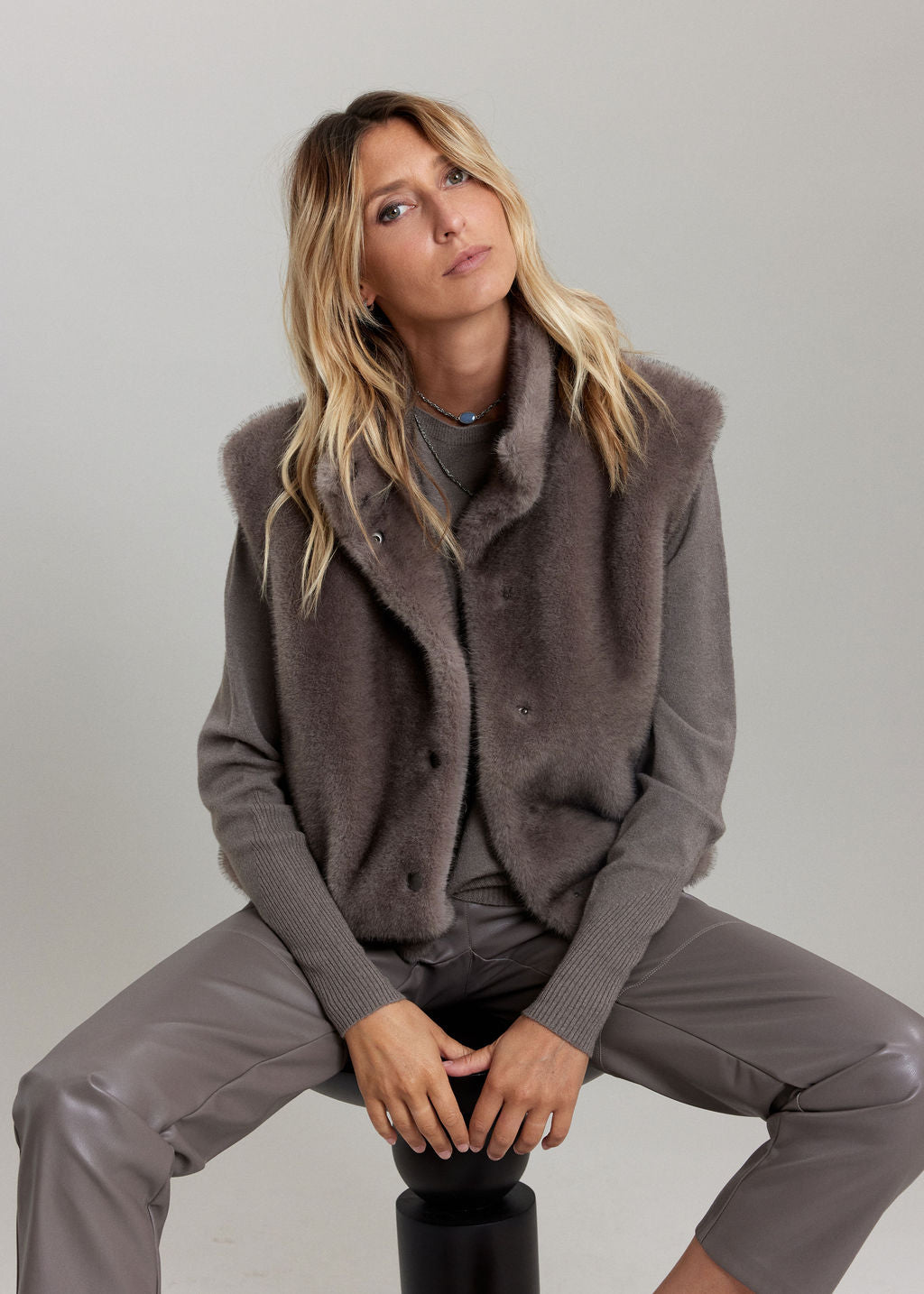 GILET SANS MANCHES BI-MATIÈRE À EFFET IRISÉ BICOLORE SILAM TAUPE