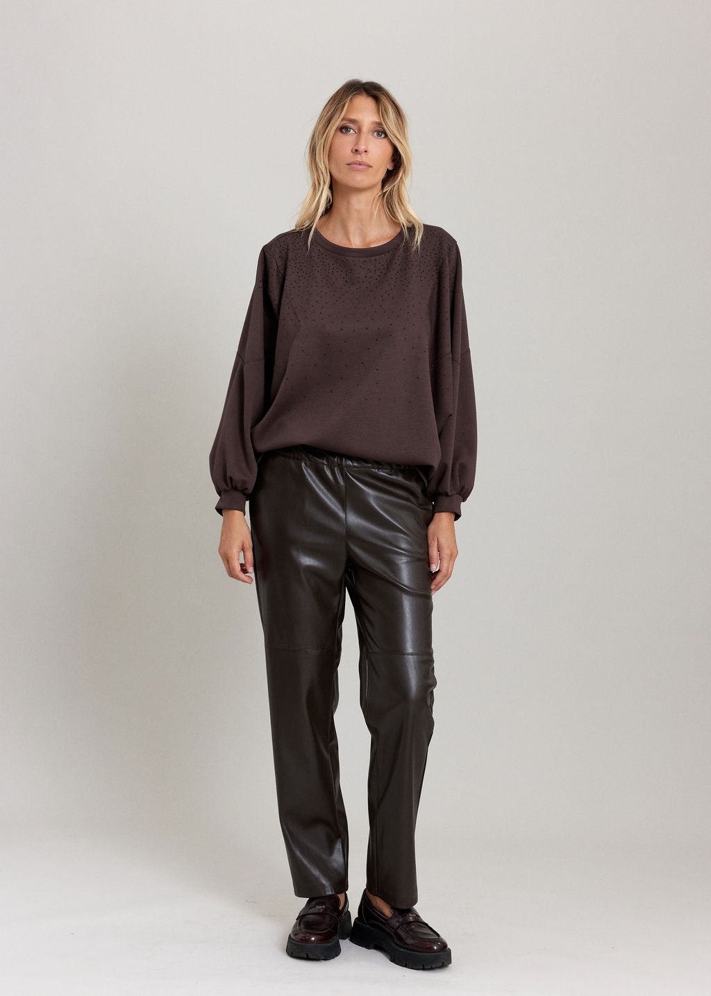PANTALON FITTÉ 7/8IÈME EN SIMILI CUIR WOODY ESPRESSO