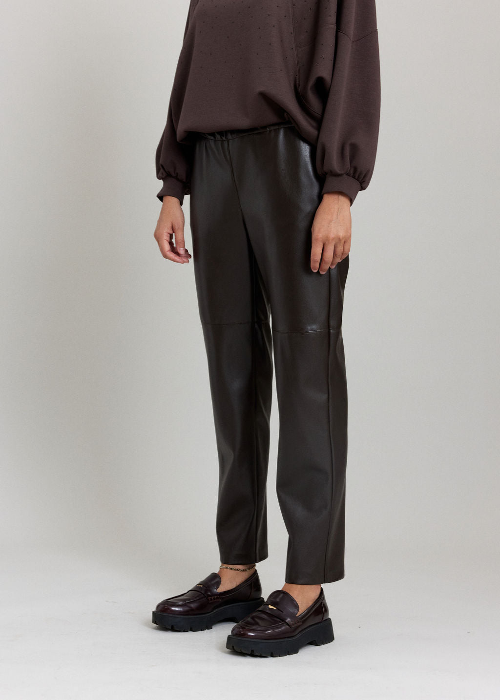 PANTALON FITTÉ 7/8IÈME EN SIMILI CUIR WOODY ESPRESSO