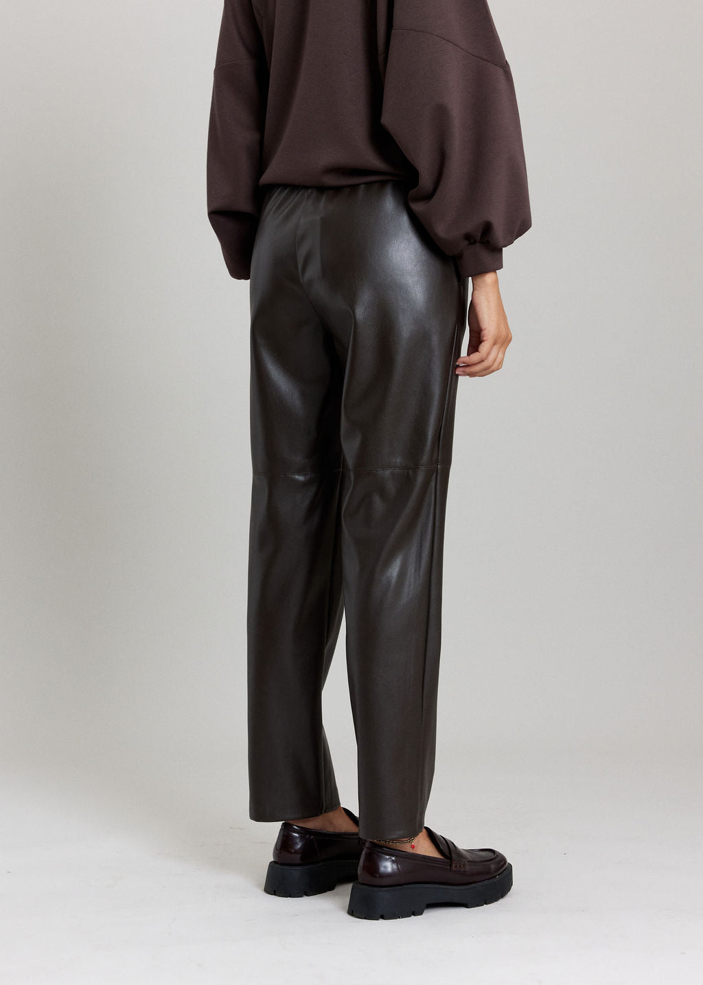 PANTALON FITTÉ 7/8IÈME EN SIMILI CUIR WOODY ESPRESSO