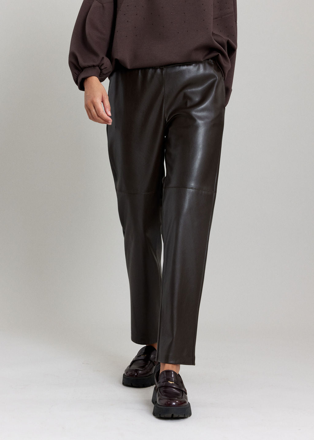 PANTALON FITTÉ 7/8IÈME EN SIMILI CUIR WOODY ESPRESSO