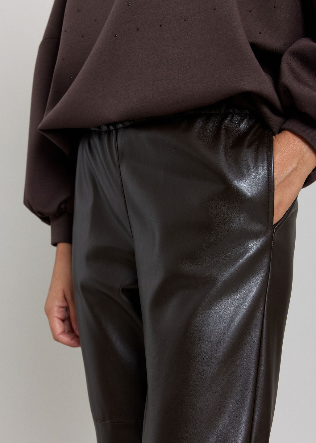 PANTALON FITTÉ 7/8IÈME EN SIMILI CUIR WOODY ESPRESSO