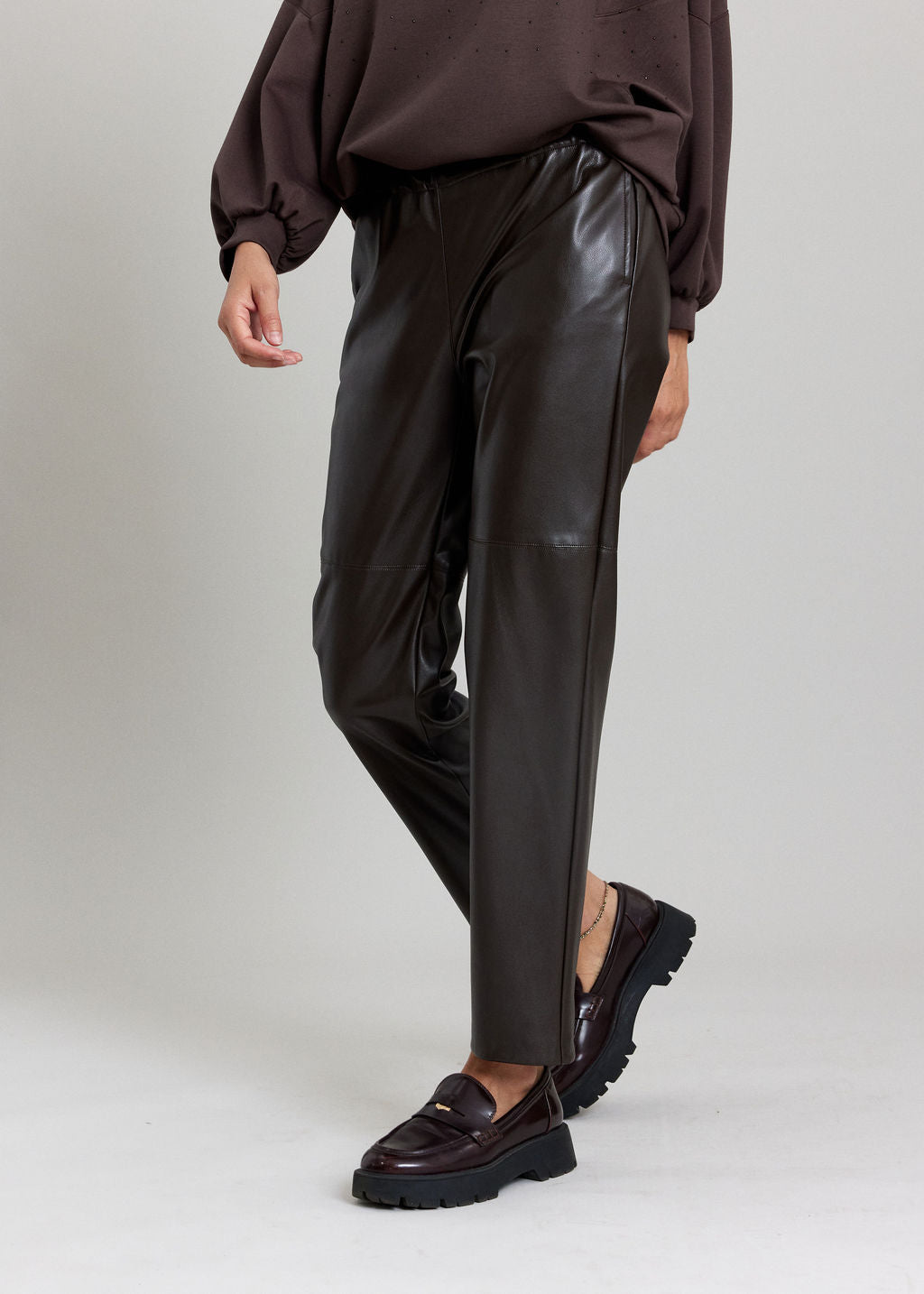 PANTALON FITTÉ 7/8IÈME EN SIMILI CUIR WOODY ESPRESSO