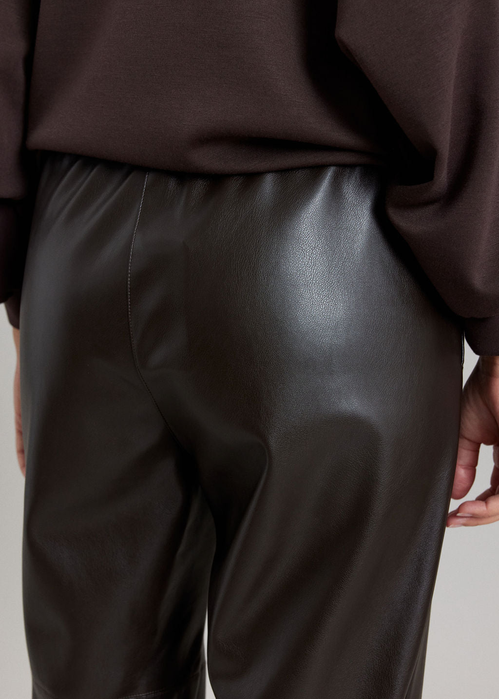 PANTALON FITTÉ 7/8IÈME EN SIMILI CUIR WOODY ESPRESSO