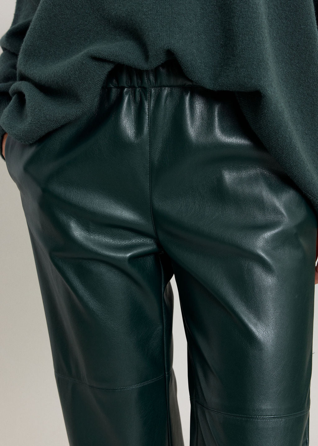 PANTALON FITTÉ 7/8IÈME EN SIMILI CUIR WOODY FOREST