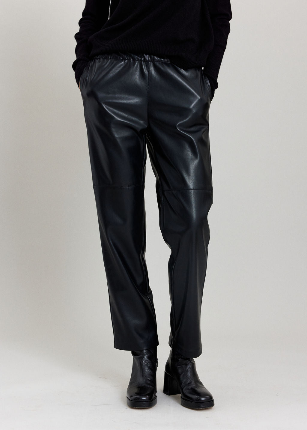 PANTALON FITTÉ 7/8IÈME EN SIMILI CUIR WOODY NOIR