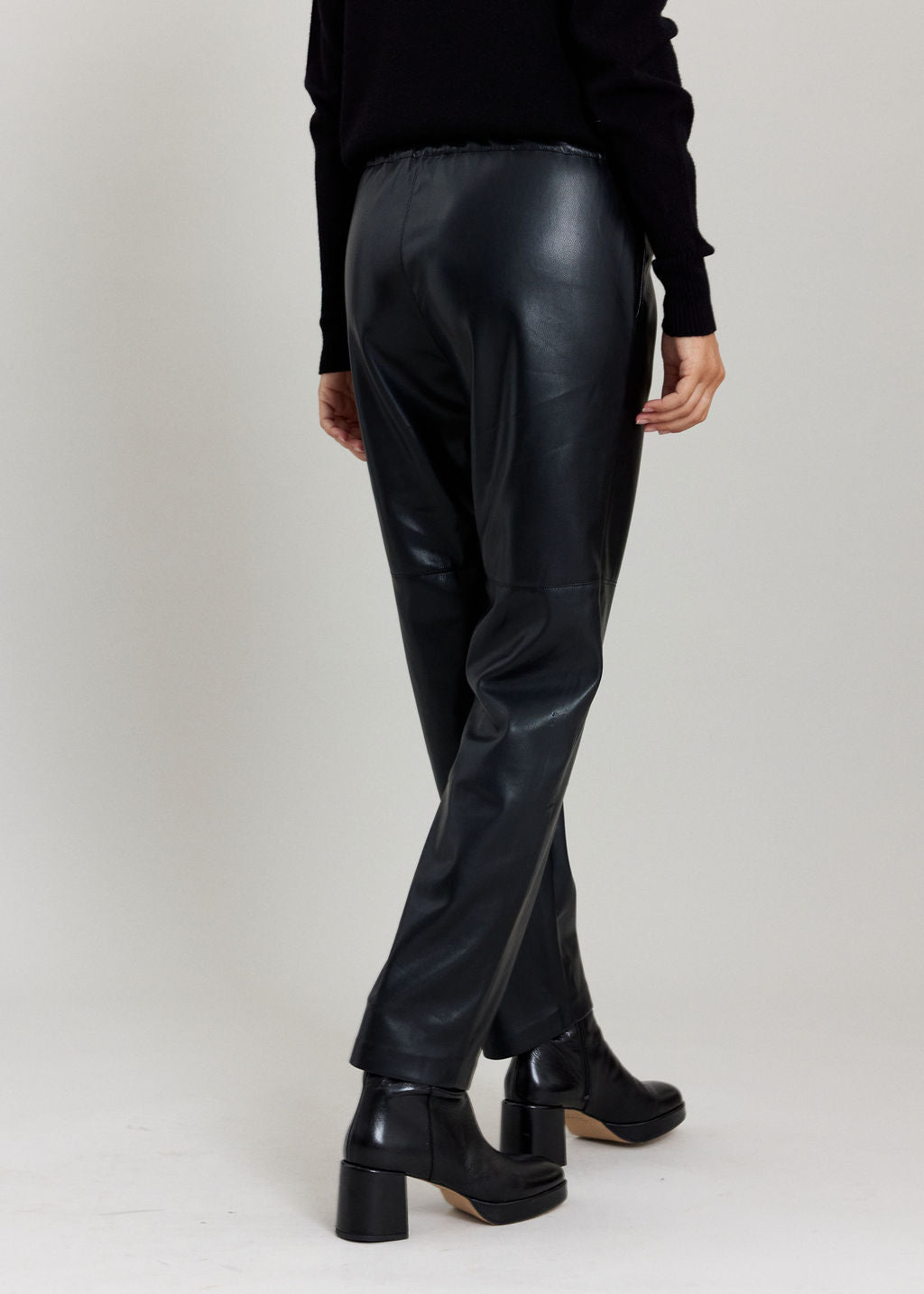 PANTALON FITTÉ 7/8IÈME EN SIMILI CUIR WOODY NOIR