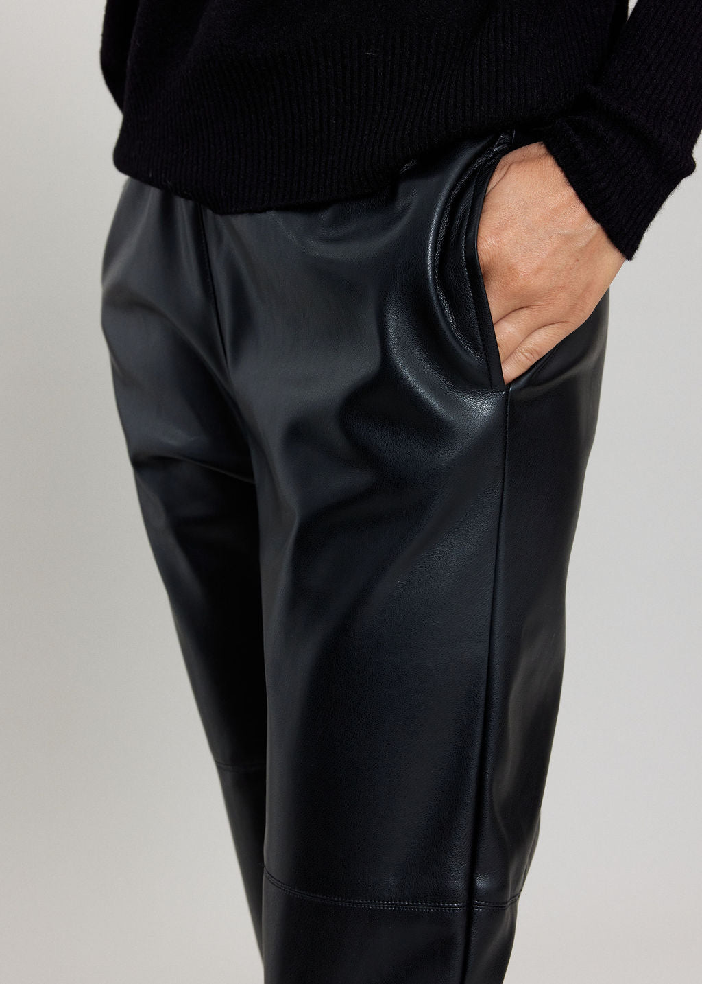 PANTALON FITTÉ 7/8IÈME EN SIMILI CUIR WOODY NOIR