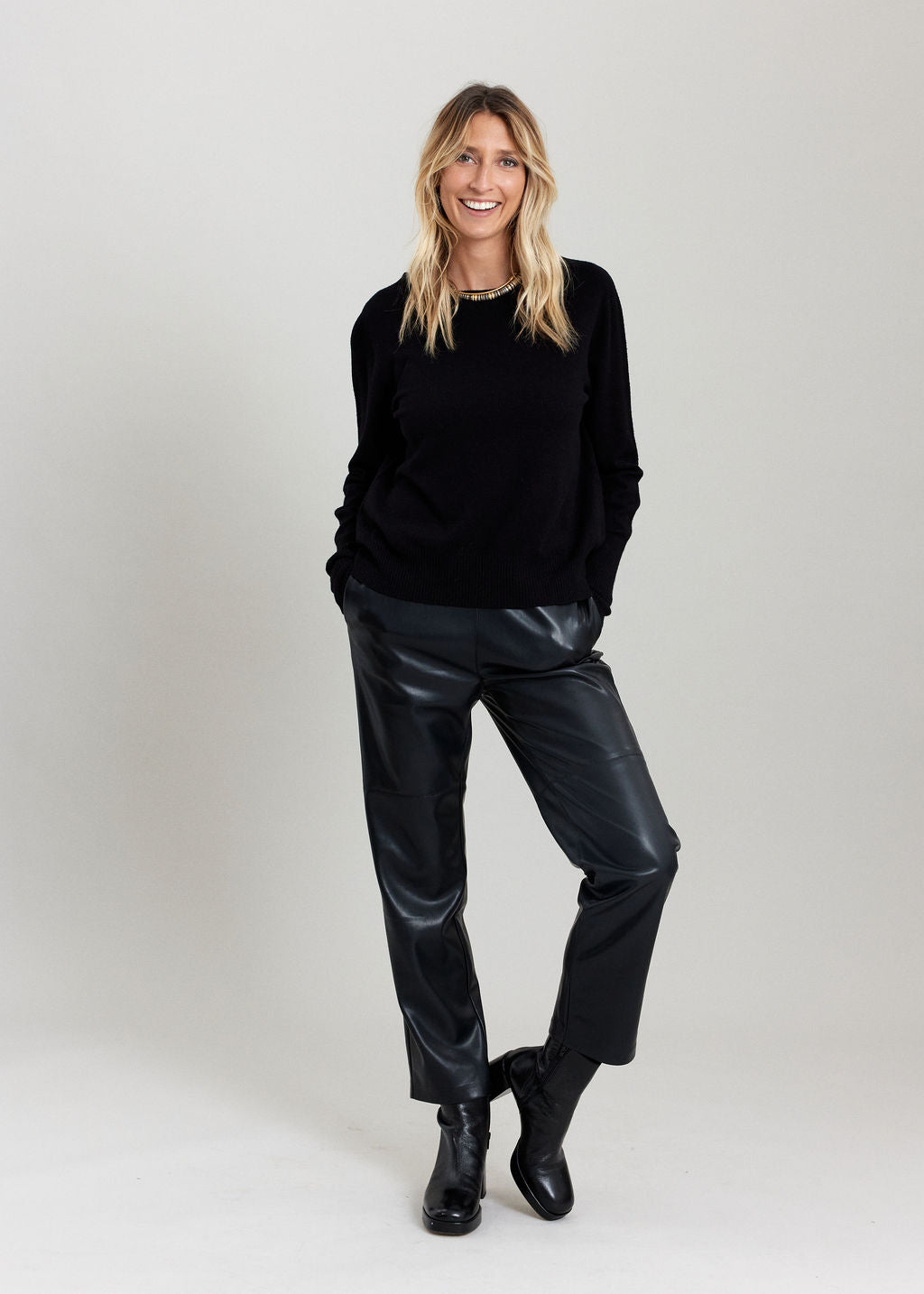 PANTALON FITTÉ 7/8IÈME EN SIMILI CUIR WOODY NOIR