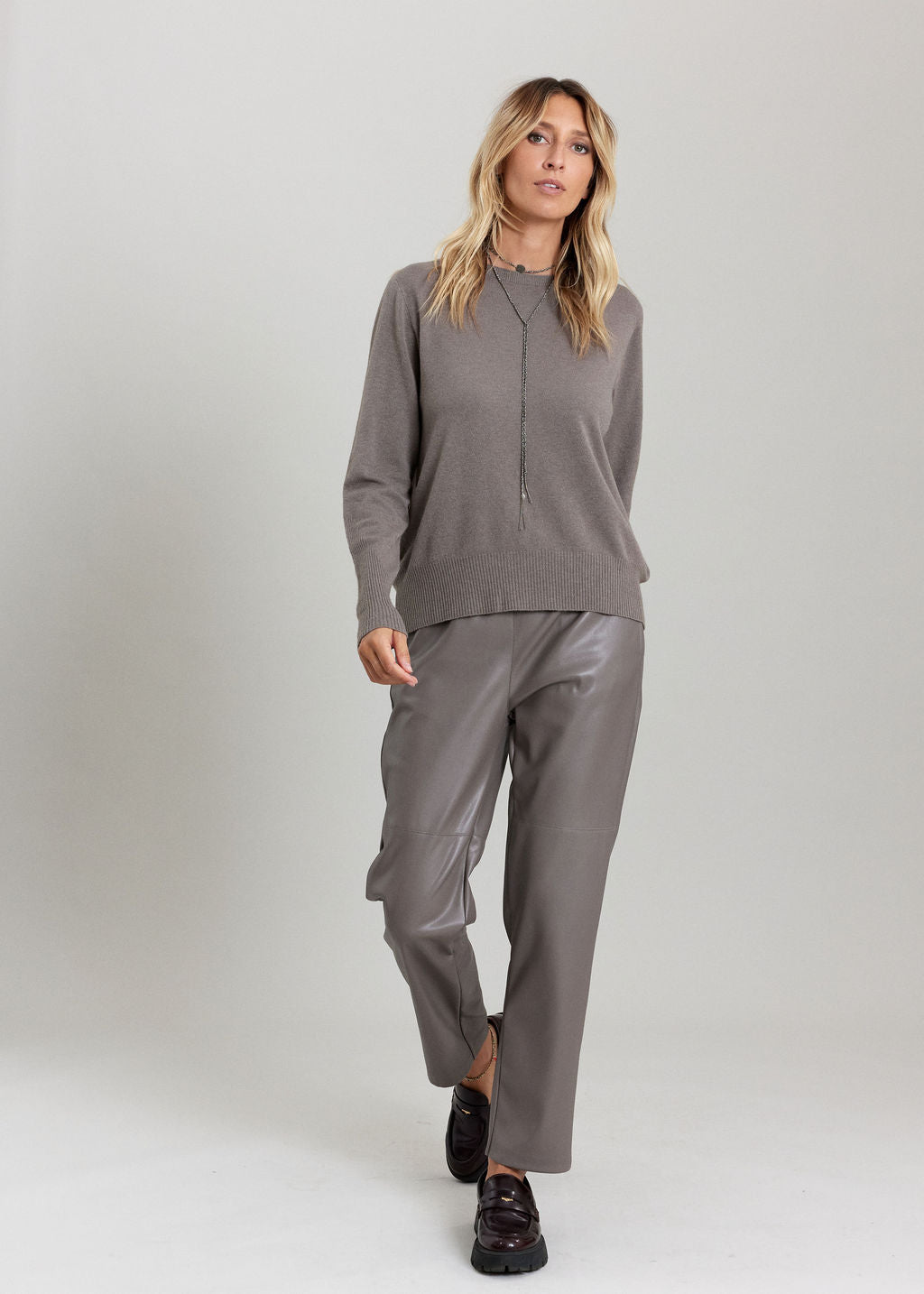 PANTALON FITTÉ 7/8IÈME EN SIMILI CUIR WOODY TAUPE