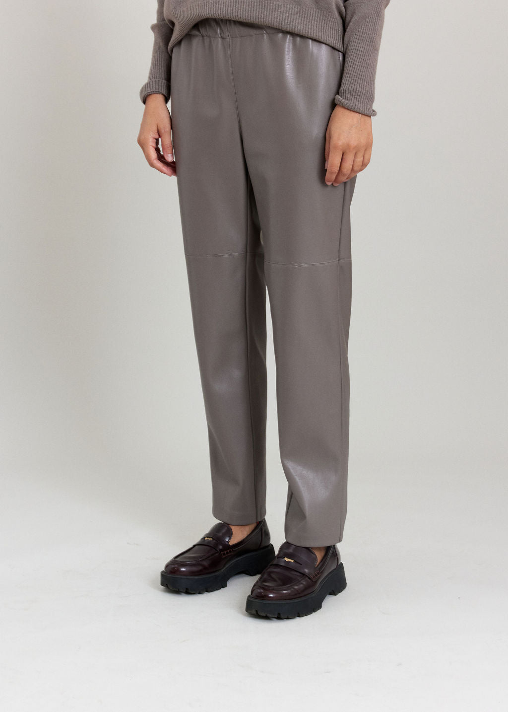 PANTALON FITTÉ 7/8IÈME EN SIMILI CUIR WOODY TAUPE