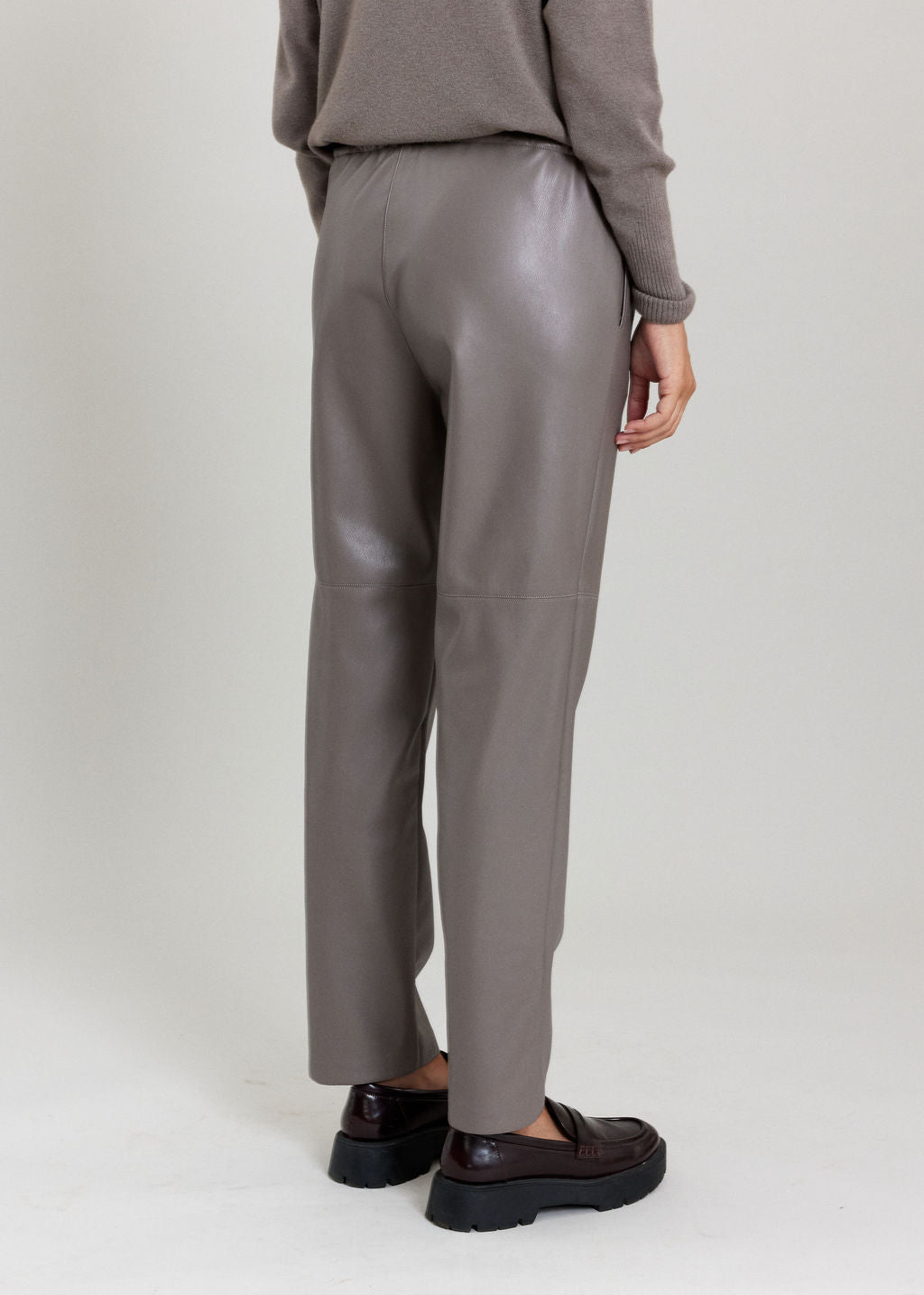 PANTALON FITTÉ 7/8IÈME EN SIMILI CUIR WOODY TAUPE